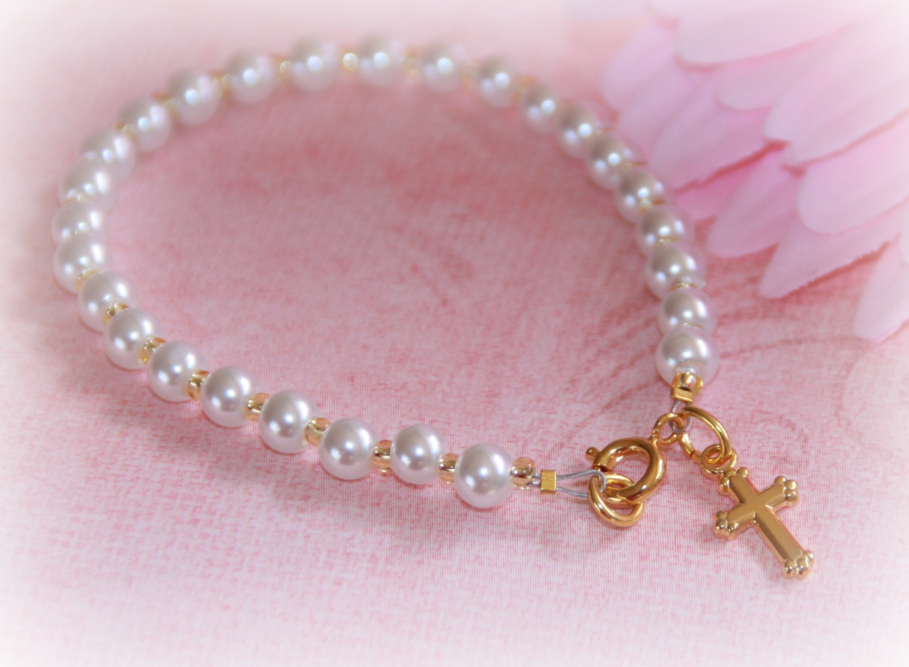 Collectables Glass Pearl w/ Gold Finish Beads & Cross Bracelet